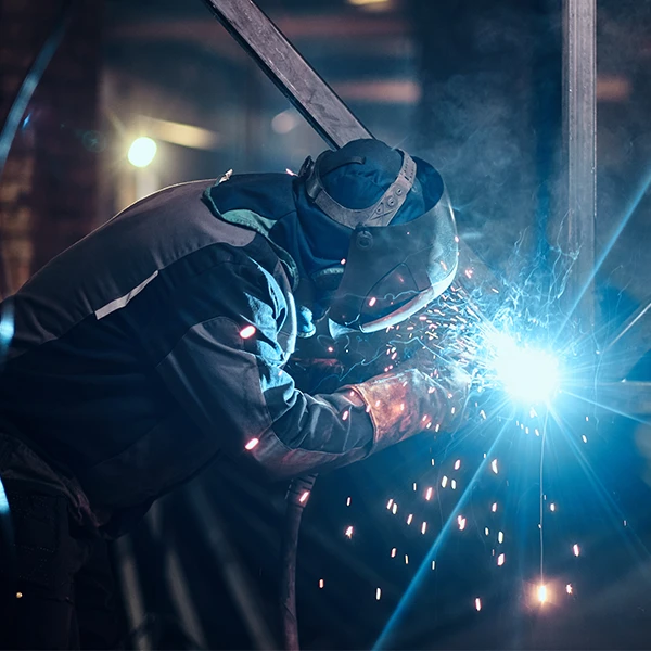 Soldador realizando montagem industrial